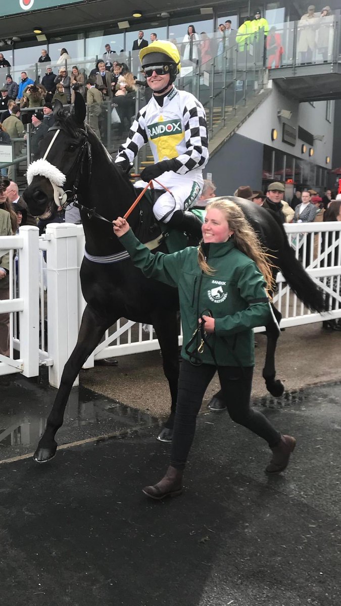 hannah_roachxx's tweet photo. Smiles all round๐๐ค #CousinPascal #AintreeFestival #King #smiles https://t.co/8hVhuEEccK