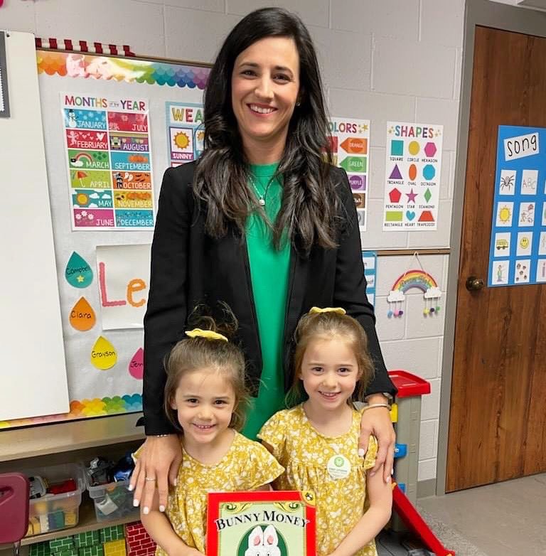 It's the final day of #FinancialLiteracyWeek & we've had so much fun! 💚 

@bregen6, Senior VP & Chief Risk Officer, read to her twin daughters, Parker & Presley, and their preschool class!

#TNFinLit #FirstCNB #PeopleCentered #UnbelievablyGood

MEMBER FDIC