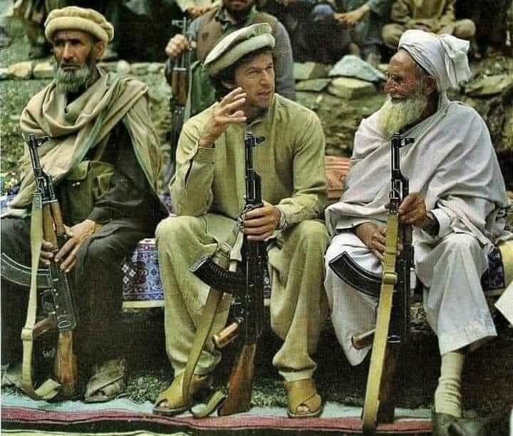 khanA1123's tweet photo. Imran na kabhi kese ke samane juka hai aur na juke ga .
He is nightmare for some corrupt people and now he will not let anyone in comfort .
#PMIKTalksToNation 
#اگلی_واری_پھر_کپتان 
#NoMoreShehbazSharif https://t.co/2ncrwknIzN