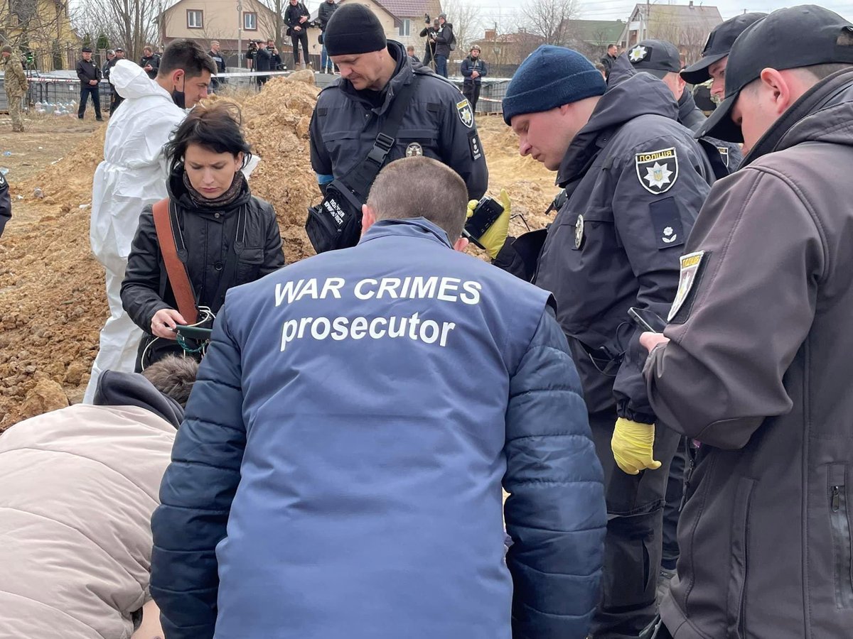 VenediktovaIV's tweet photo. Exhumation of bodies from the place of temporary mass burial began in Bucha. Prosecutors &amp; forensic teams and examine each body.We already have over 100 pages of data about invaders, who occupied Bucha.Our current task is to identify all involved in the massacre.#RussianWarCrimes https://t.co/OnDADna6Nh