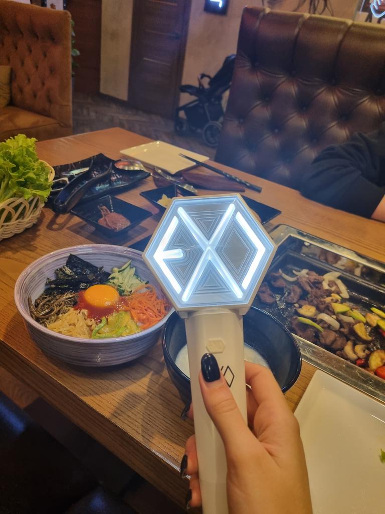 Kaspexo's tweet photo. парочку лав шотов за главных мужчин в моей жизни, десятилетие exo и свободу исина🍶 https://t.co/EmIWcTuXxl