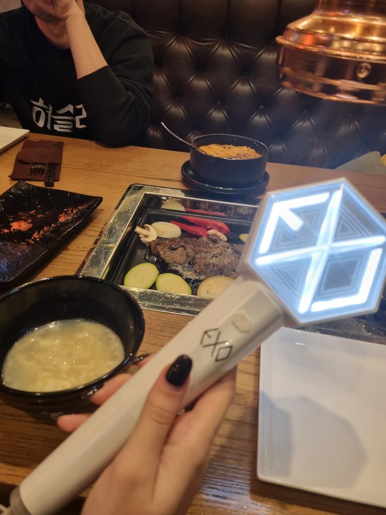 Kaspexo's tweet photo. парочку лав шотов за главных мужчин в моей жизни, десятилетие exo и свободу исина🍶 https://t.co/EmIWcTuXxl