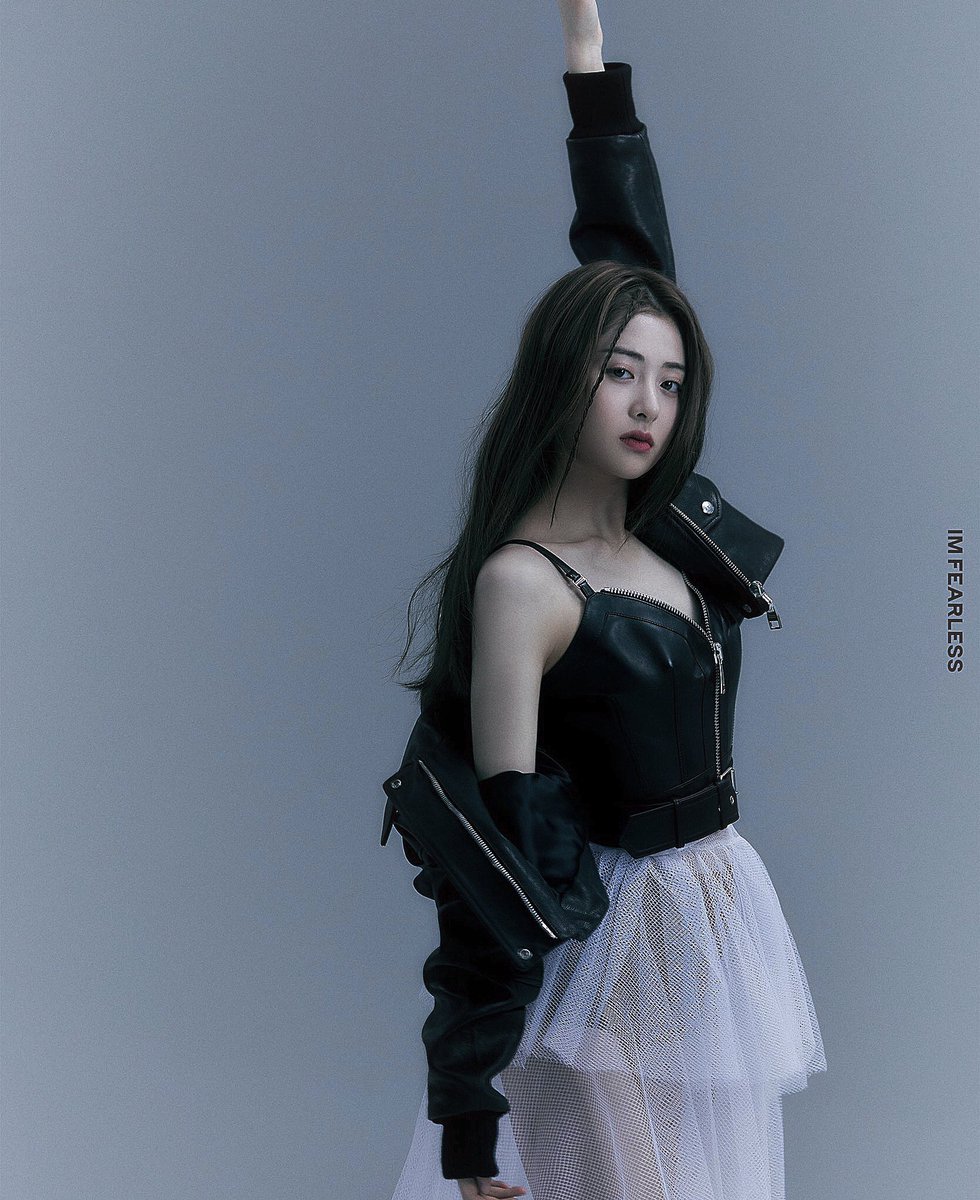 jaeyuvn's tweet photo. LE SSERAFIM ⋆ 6/6
Become all great with longing, she waits brusquely and hold her breath— crave for more, rockstar! Descending slowly rests upon the universe, she convene it. Forging self from the smooth contures of poised metaphores and similies.
ᅠ
✷ | https://t.co/qDUnNtBviY https://t.co/8O3Y7lli1A
