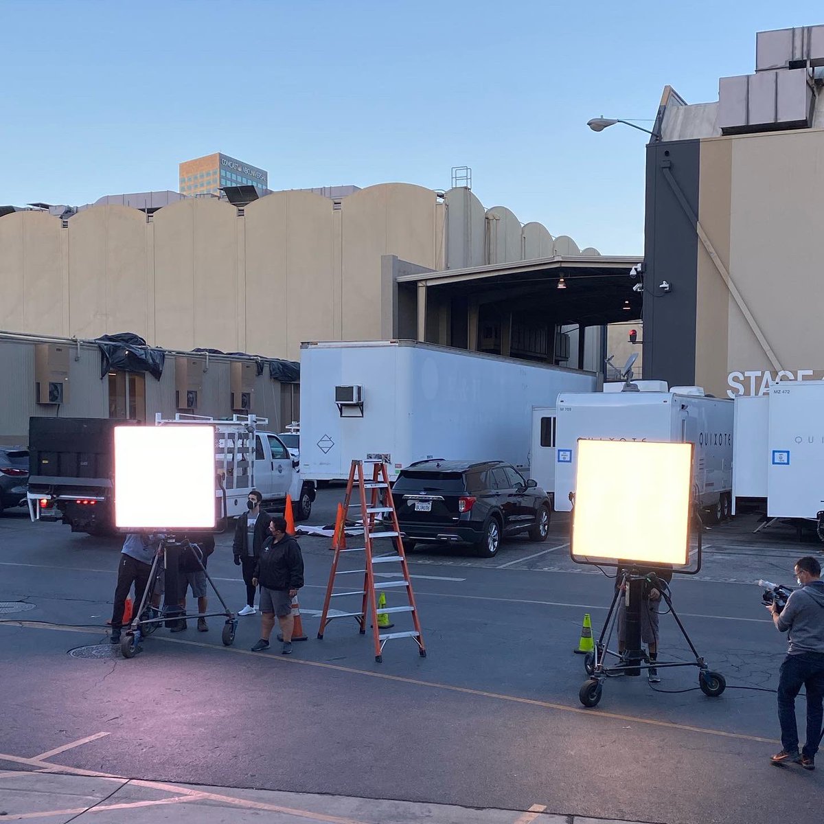 UniStudiosLot's tweet photo. Recently utilized the #CineoLighting Quantum II to #light up our Set Lighting & Grip loading dock for team photos. 👍🏼💡
#QuantumII #Rentals #StudioServices https://t.co/H919wcGzW3