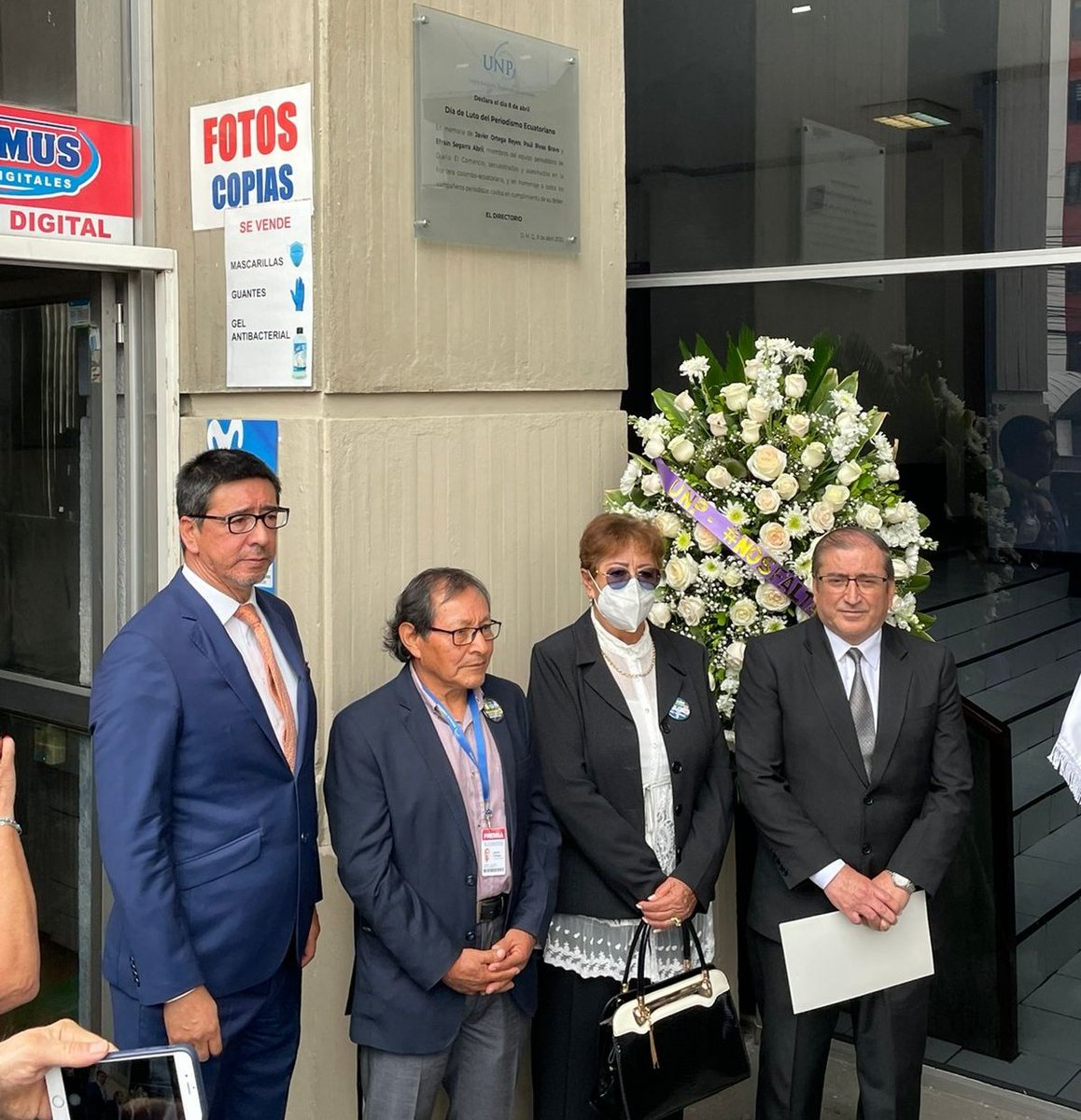 nosfaltan3's tweet photo. Familiares de #PaúlJavierYEfraín asistieron a la develación de una placa en el edificio @UnpEcuador en memoria de los 3 que nos faltan. Solicitarán a la @AsambleaEcuador declarar el 8 de abril como Día de Luto para el Periodismo Ecuatoriano
#MemoriaVerdadYJusticia
#NoALaImpunidad https://t.co/g7JDeK60fA