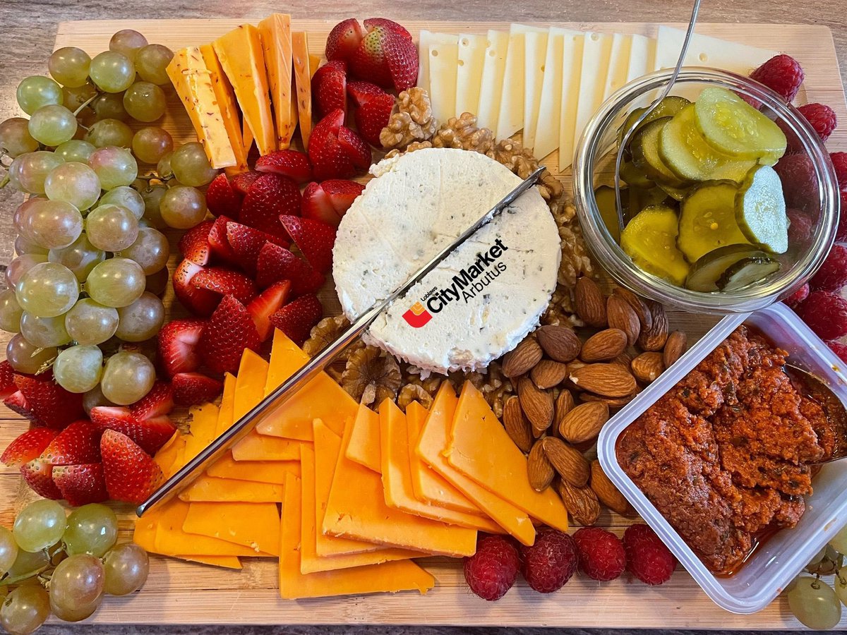 CityMarketKits's tweet photo. #weekendvibes 🍷 🧀 🥖
#charcuterieboard featuring cheeses, spring berries, nuts, grapes, sweet pickles, tomato pesto and more!
#charcuteriegoals #cheesecollection #instorenow
#foodloversunite #opendaily #locallyowned #eattogether 🥘 #welovefood ♥️ #groceryshopping https://t.co/XGDjgDnWJf