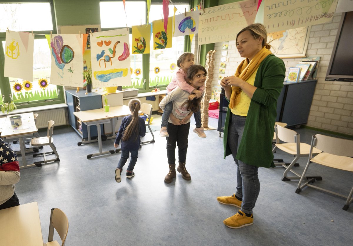 leidschdagblad's tweet photo. Binnen twee weken was er een complete klas voor Oekraïense kinderen op de Daltonschool in Oegstgeest: ’We zijn niet alleen juf, soms ook maatschappelijk werker’ https://t.co/ucAYqbohtf https://t.co/LFGnhazGr3