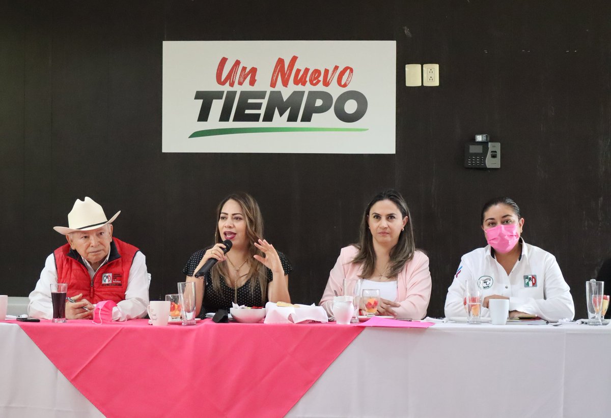 SugheyTorresR's tweet photo. Gracias amigas dirigentes de los diferentes municipios de #Durango, su respaldo y trabajo nos hace más fuertes.

Las mujeres del @ONMPRIDurango somos las más leales, gracias por resistir a mi lado.

¡Vamos juntas y vamos por más!.

#CuentenConmigo 
#ONMPRIDurango https://t.co/vWWFuhCin7
