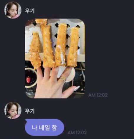 LMAO SO YUQI SAID SHE WONT LOSE TO YENA'S NAIL ART THEN SENT THIS 😭🤣 yenqi my comedian duo 😭