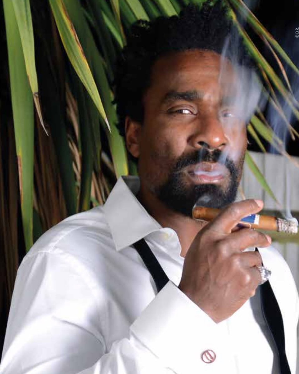 Our great amigo <a href="/oriserhuero/">I Am Oris Erhuero</a> for <a href="/cigarsconnect/">L'Amateur de Cigare</a> posing with a Joya De Nicaragua #NúmeroUno L’Ambassadeur 🙌🏽🏅💨

Thank you for carrying #TheJoyaExperience with honor and pride🙏🏼