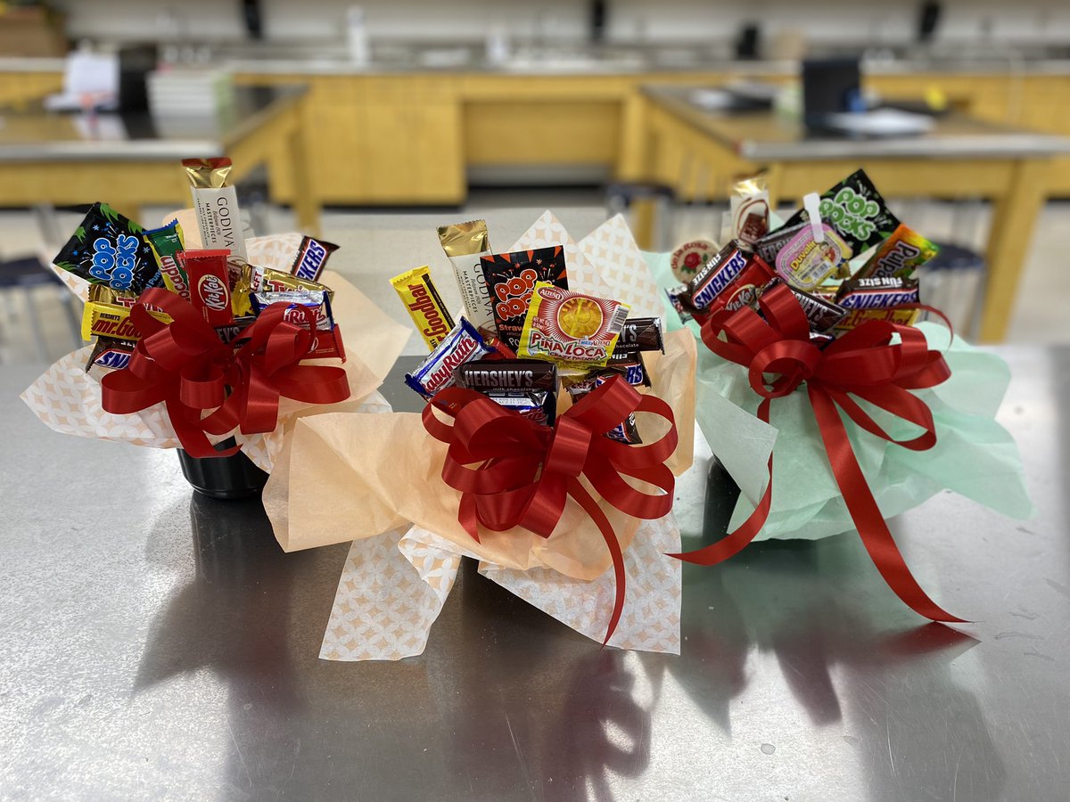 caguil20's tweet photo. Happy Friday!!! Fresh Floral and Candy creations form our students. 💐🥰💕🌸🌺🌹 @EDAztecs_HS #TeamSISD https://t.co/hCD5Ark5jK