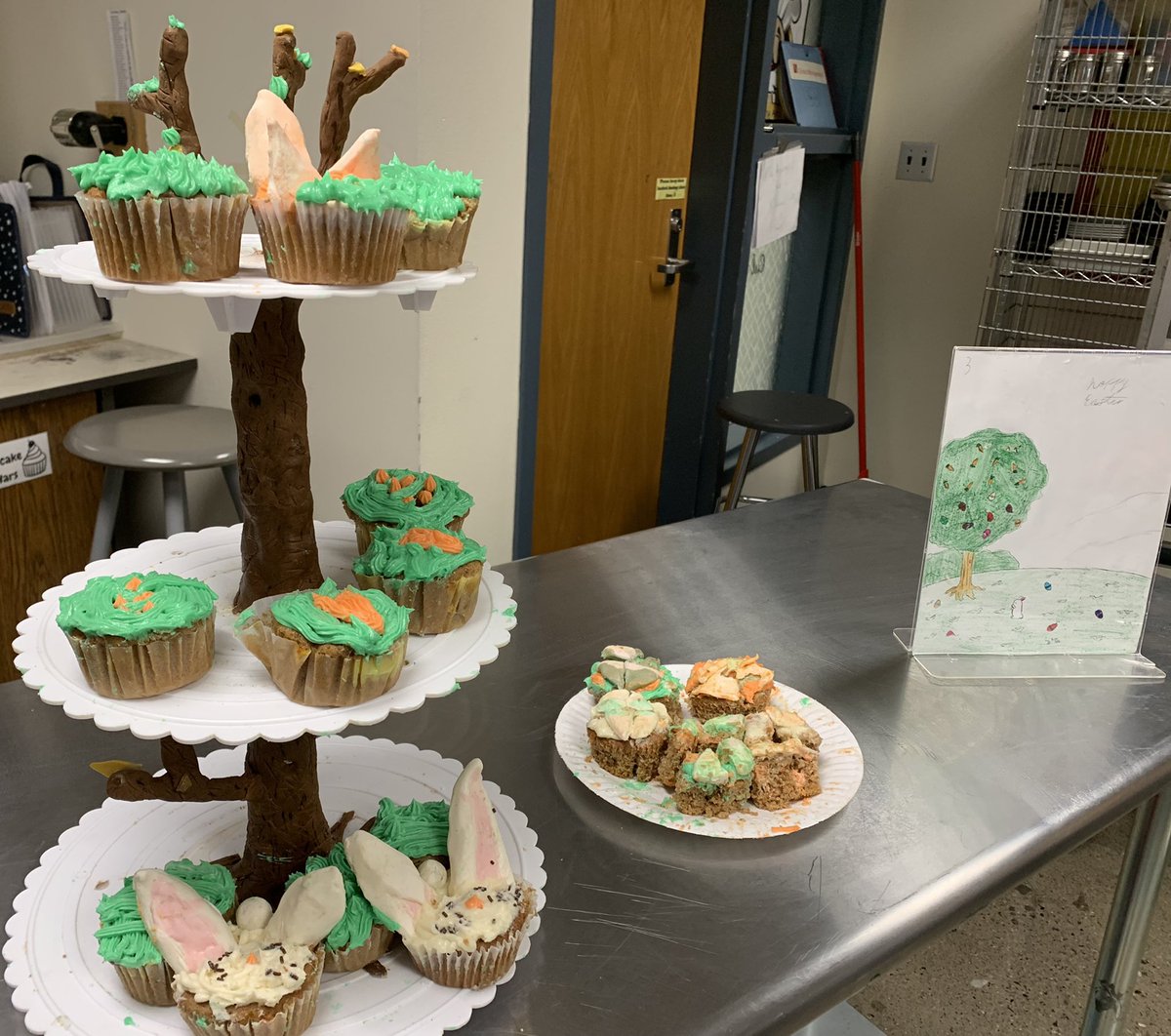 CentennialCuli1's tweet photo. More cupcake displays from 5 th period today #CoyotePride https://t.co/aOt84cu0mj