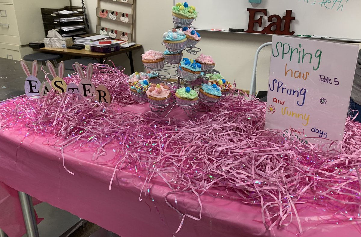 CentennialCuli1's tweet photo. More cupcake displays from 5 th period today #CoyotePride https://t.co/aOt84cu0mj