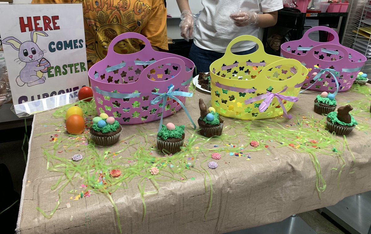 CentennialCuli1's tweet photo. More cupcake displays from 5 th period today #CoyotePride https://t.co/aOt84cu0mj