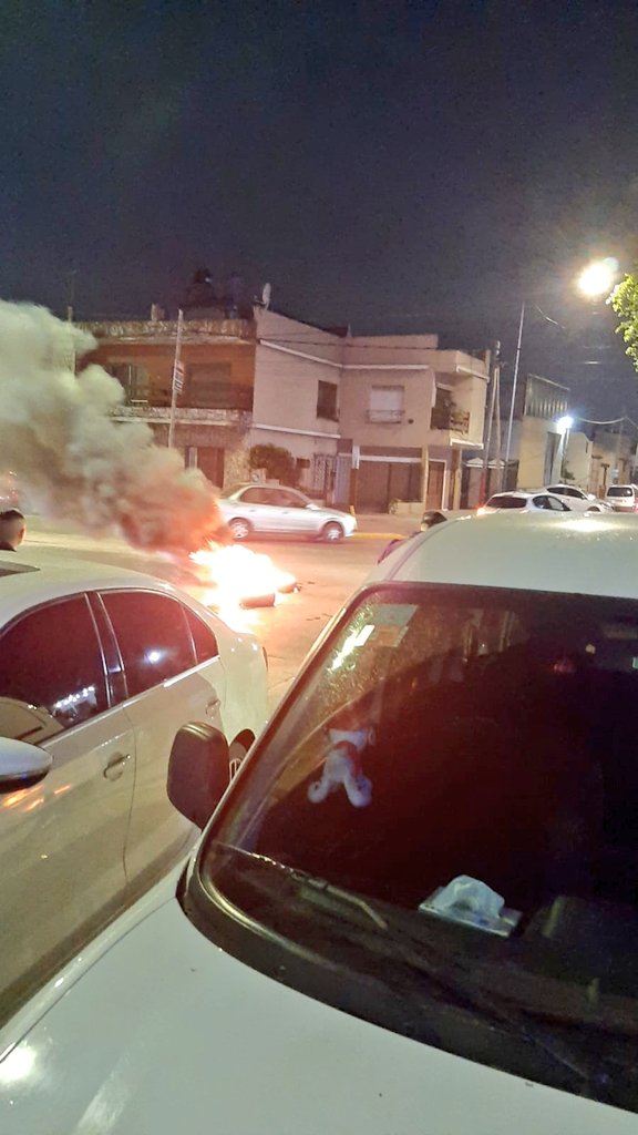enlamiraradio's tweet photo. Lanús: Bomberos🚒 voluntarios reclaman que se efectivise el cambio de la comisión directiva electa en marzo🧑‍🚒. Avenida Raúl Alfonsín 🇦🇷🇵🇱 cortada🚧 parcialmente. Quema de neumáticos🔥 @solotransito  #InternaBomberil @bomberosRA https://t.co/aBTDv0NvV6