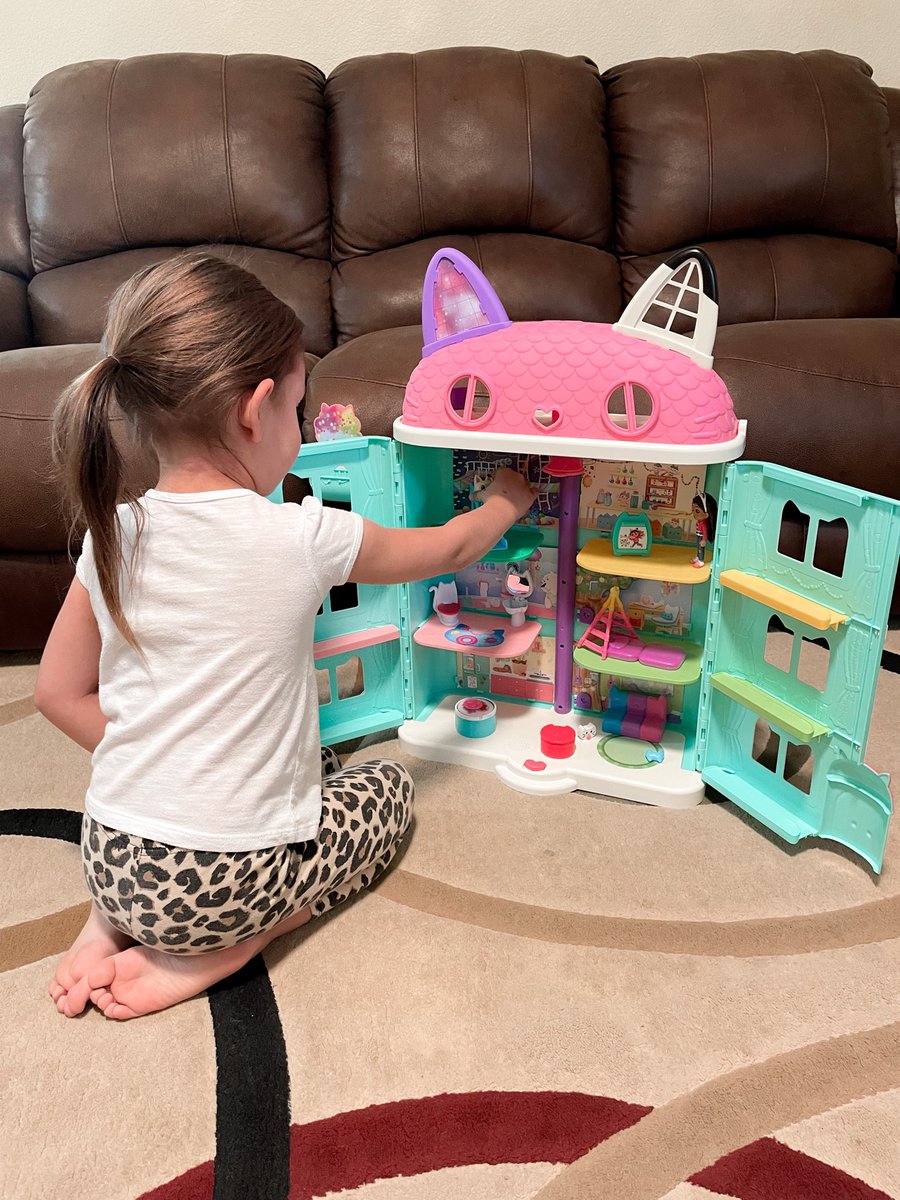 IrCALove's tweet photo. Such an awesome toy! My daughter loves this #GabbysDollhouse by @spinmaster. It comes with some furniture and few characters, plus you can buy extra characters to add on.  #complimentary #gifted  #tryazon @Tryazon https://t.co/LhJjs9d7cE