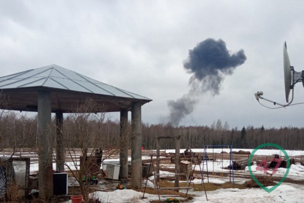 warnewstr's tweet photo. MiG-31 fighter jet crashed in Russia's Leningrad. He explained that the pilot on the plane jumped with a parachute. #Ukraine https://t.co/rHE2sv3lCe