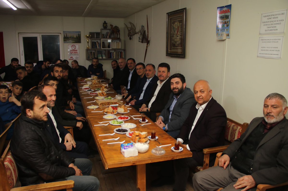 AKGencSakarya's tweet photo. #Ramazan 'ın gecesi gündüzü AK Gençlik hep bir arada 😊💪🏻

Akyazı/Taşburun Mahallesindeki Genç kardeşlerimiz ile bir araya gelerek keyifli bir sohbet eşliğinde sahur programımızı gerçekleştirdik.

Rabbim tuttuğumuz oruçları kabul etsin, birliğimizi daim etsin inşallah 🌙🤲 https://t.co/88My2on8zb
