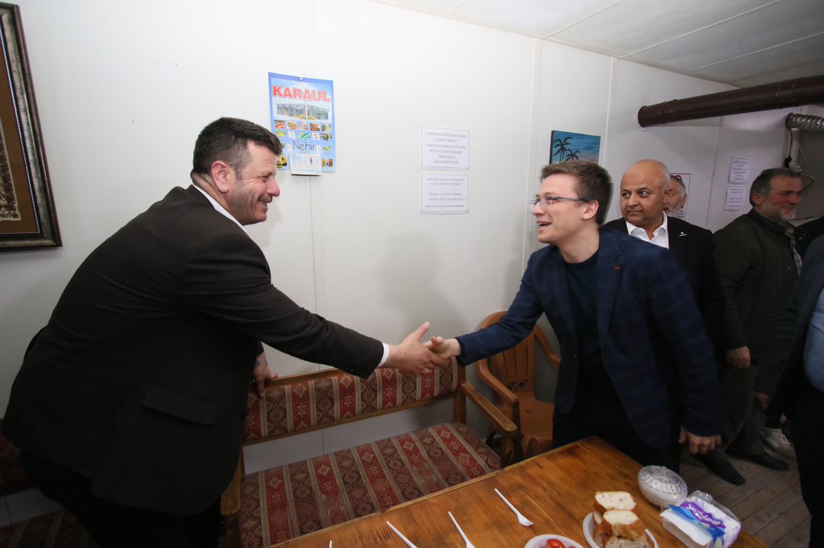 AKGencSakarya's tweet photo. #Ramazan 'ın gecesi gündüzü AK Gençlik hep bir arada 😊💪🏻

Akyazı/Taşburun Mahallesindeki Genç kardeşlerimiz ile bir araya gelerek keyifli bir sohbet eşliğinde sahur programımızı gerçekleştirdik.

Rabbim tuttuğumuz oruçları kabul etsin, birliğimizi daim etsin inşallah 🌙🤲 https://t.co/88My2on8zb