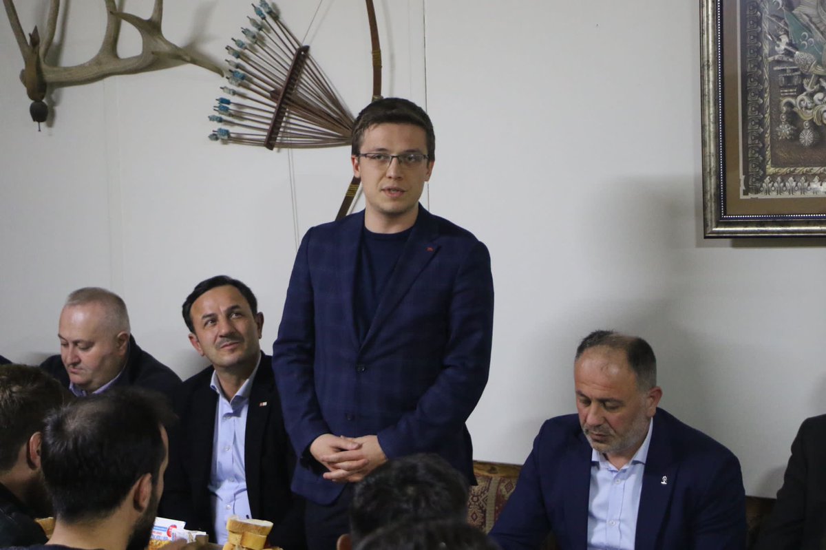 AKGencSakarya's tweet photo. #Ramazan 'ın gecesi gündüzü AK Gençlik hep bir arada 😊💪🏻

Akyazı/Taşburun Mahallesindeki Genç kardeşlerimiz ile bir araya gelerek keyifli bir sohbet eşliğinde sahur programımızı gerçekleştirdik.

Rabbim tuttuğumuz oruçları kabul etsin, birliğimizi daim etsin inşallah 🌙🤲 https://t.co/88My2on8zb