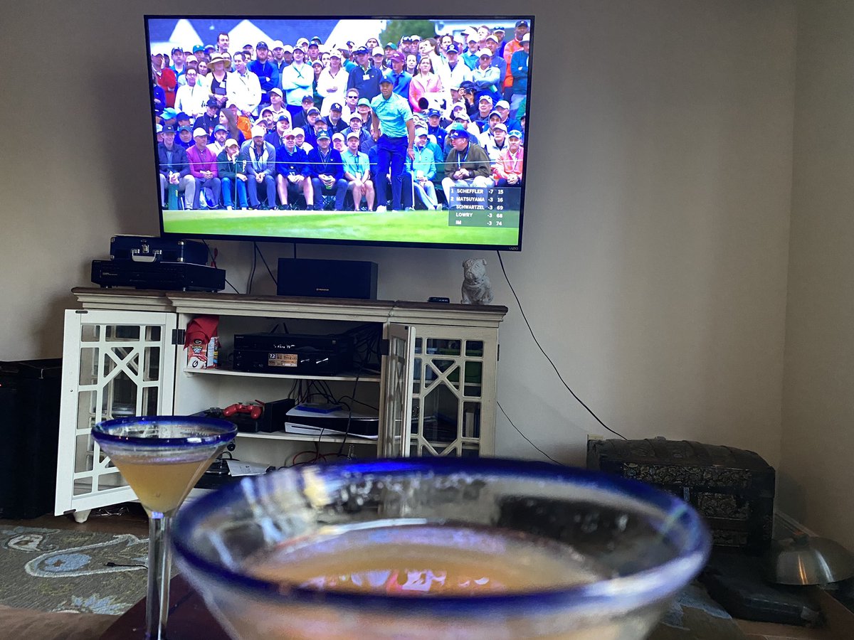 Used2BThatTVGuy's tweet photo. Watching @TigerWoods play the 18th  @TheMasters while sipping the signature #cocktail of #TheMasters. A perfect early Friday evening! #golf #springtradition https://t.co/6i04w6vubv