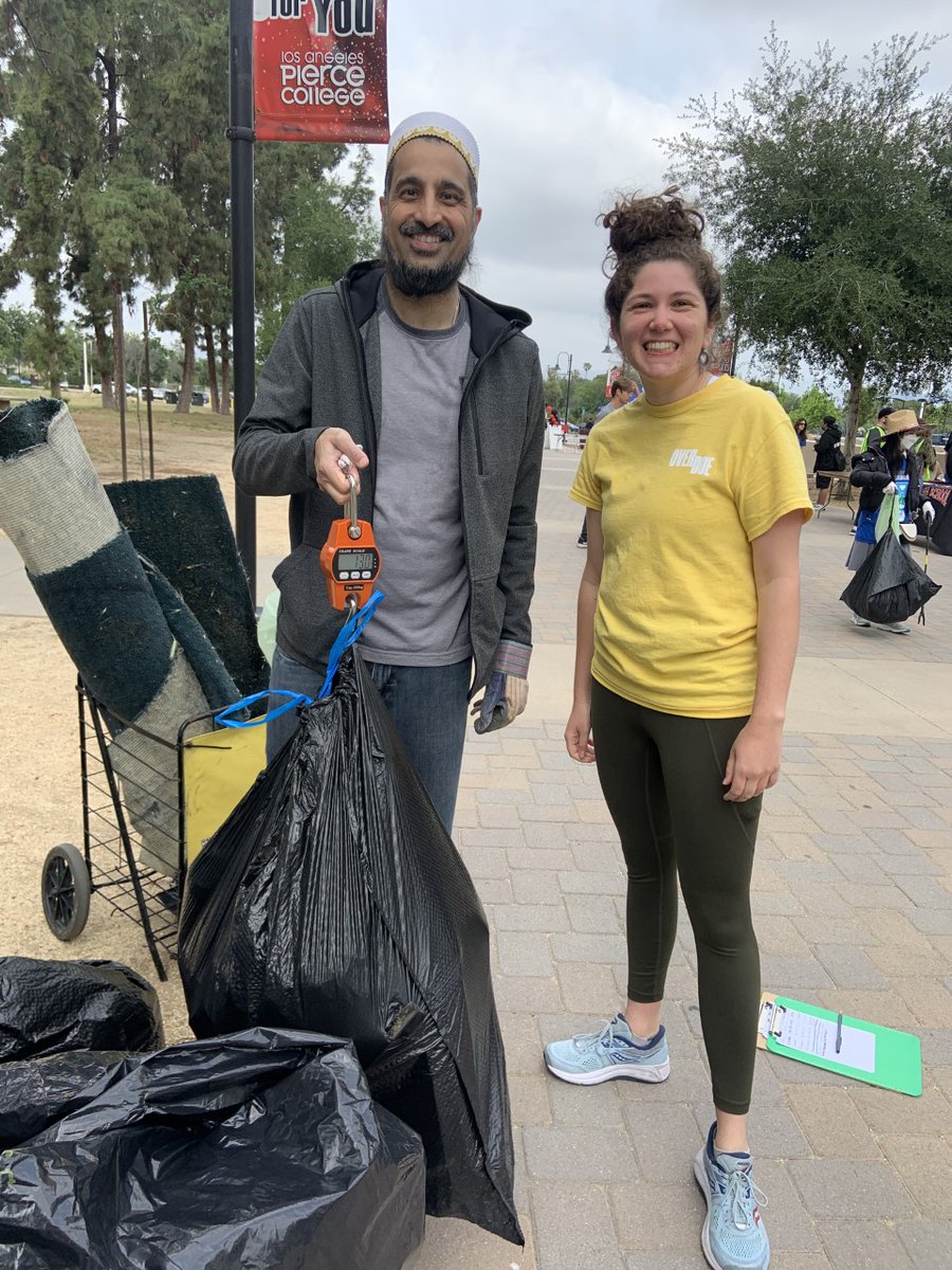 Bohras_USA's tweet photo. Thank you to the staff of @AsmJesseGabriel for organizing a Day of Service at which @ProjectRiseDB volunteers from the #LA @Dawoodi_Bohras joined @itisoverdue &amp; 40 other local service organizations to clear trash alongside the Los Angeles River. https://t.co/FvWHVnFICC