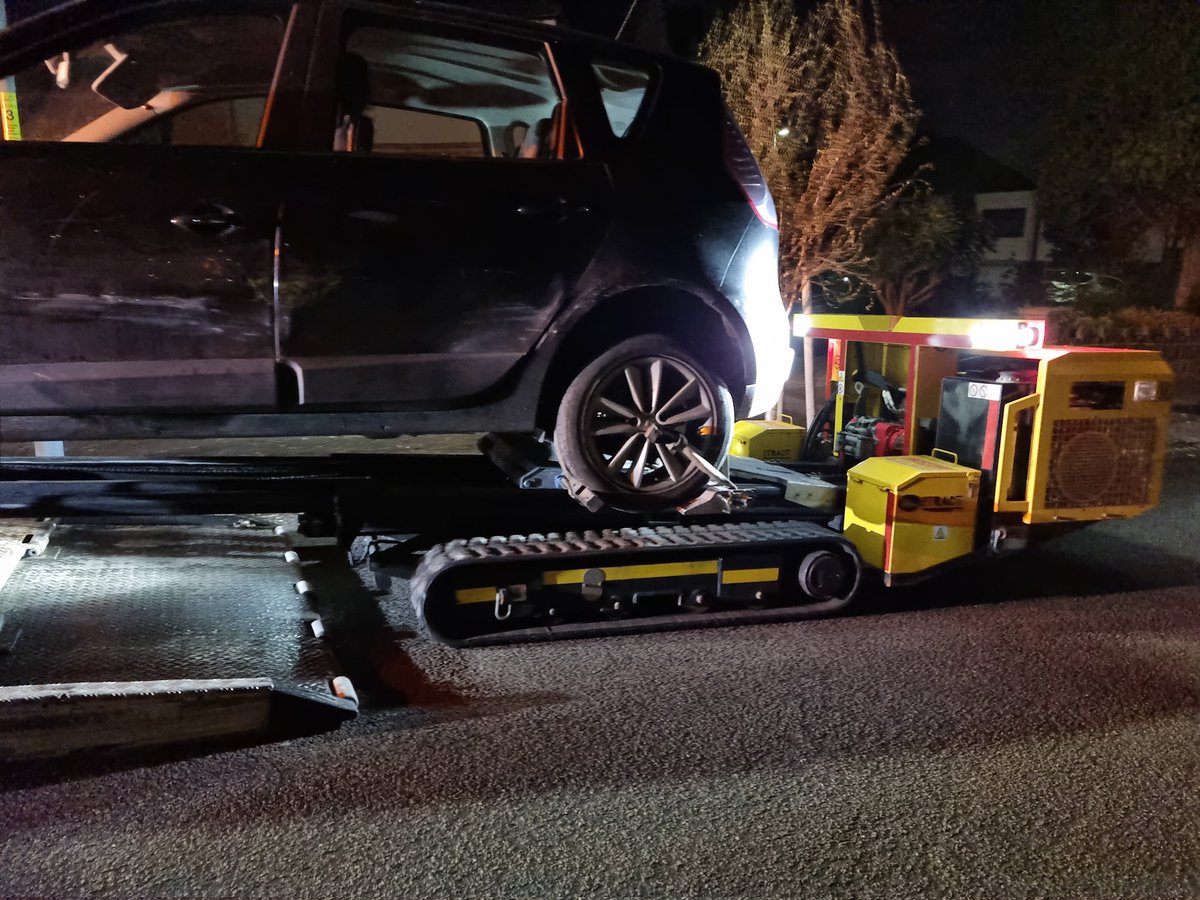 Pcso Carr has recovered a stolen vehicle this evening after receiving info from the community. Not quite a straightforward recovery out came the "Robot" great piece of kit. Many thanks also to the residents for the ☕️ you know who you are 😇👍