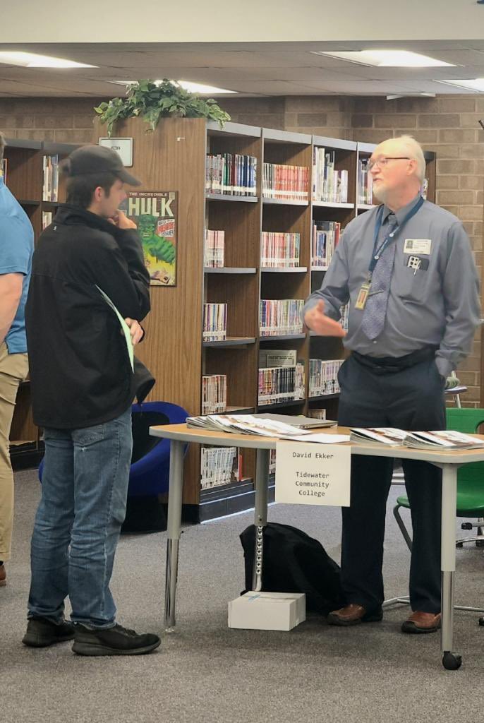 GRHS_Stallions's tweet photo. This week students were also able to connect with local trade school and military reps to learn more about post-secondary education and career opportunities.π’ππ΅ππ’#EquusWeek22 @GRCounselors https://t.co/zdOvg8fIFF