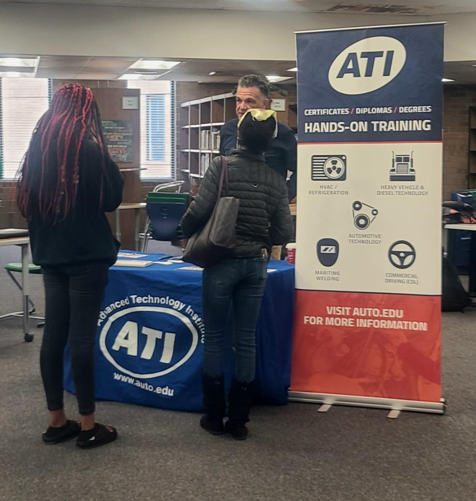 GRHS_Stallions's tweet photo. This week students were also able to connect with local trade school and military reps to learn more about post-secondary education and career opportunities.π’ππ΅ππ’#EquusWeek22 @GRCounselors https://t.co/zdOvg8fIFF