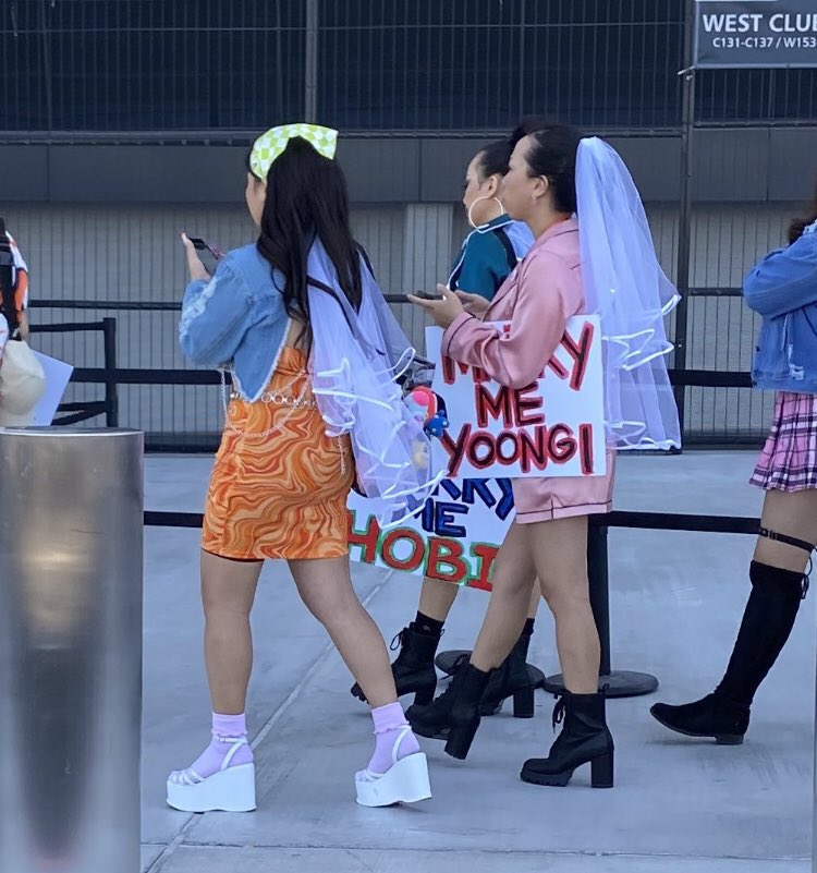 ทุกคน55555555555555ตอนนี้เราเริ่มเห็นป้าย " yoongi marry me " แล้วนะ