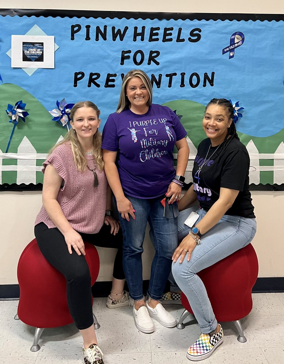 SocialWorkDiva's tweet photo. What an amazing week @RMaxAbbottMidd Celebrating our Military Connected kiddos! Monday: Purple Sock Day &amp; Breakfast Tuesday: Wear Red Day and Walk 
Wednesday: Hat Day Thursday: Camo Day Friday: Purple Up Day &amp; Cupcake Celebration #MonthoftheMilitaryChild #sharethegood https://t.co/OS4e93rIas