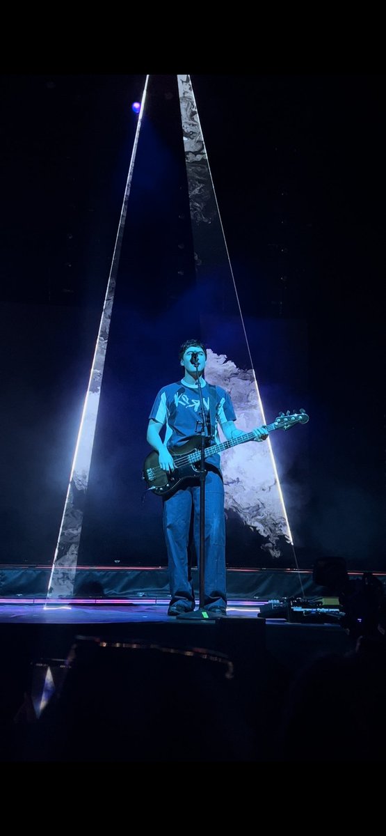 obsessed with the visuals on this tour