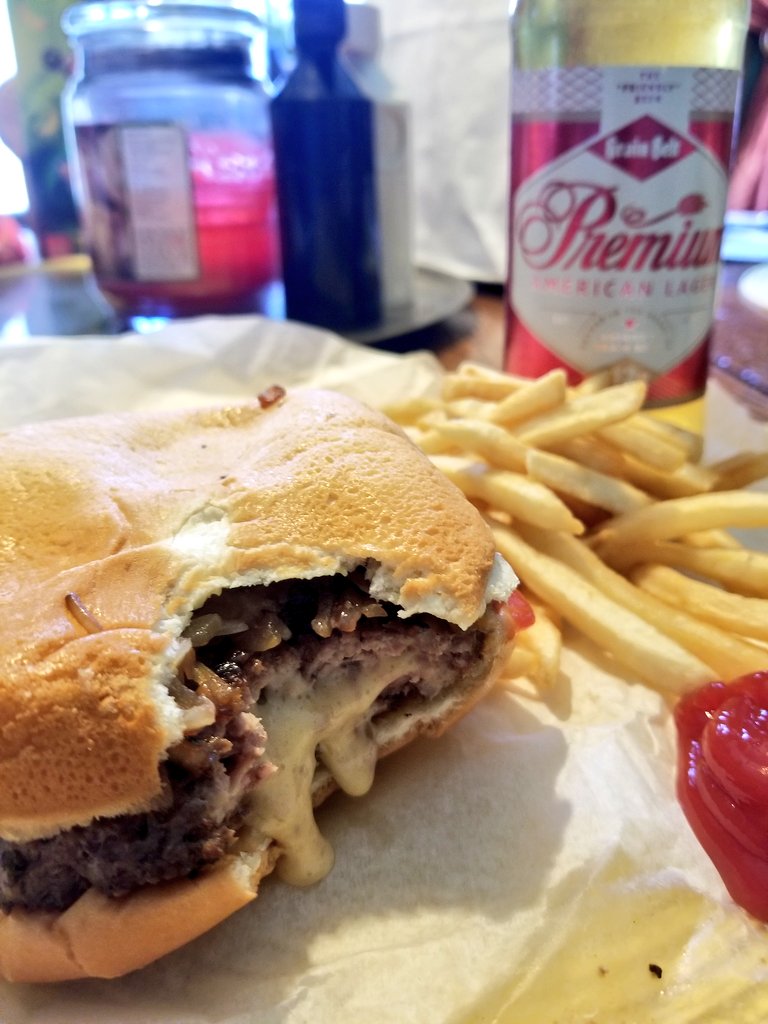 ruhbrewer's tweet photo. The nice thing about living just a few blocks from @MattsBar is that by the time we get home this baby is at perfect temp for ultimate annihilation. #mattsbar #jucylucy https://t.co/ras4sTXa7G