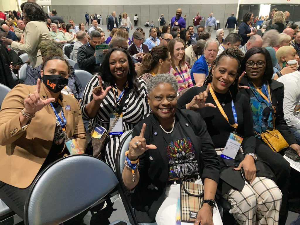CarolynAnnMor's tweet photo. Where did the time go? It’s been 1 year since @akperera chose to come to @lancasterisd. There has been many accomplishments & achievements under her leadership. I'm confident there will be more! Thank you Dr. Perera!
#AllForOurStudents #CarolynMorrisTrusteeDistrict6 https://t.co/hJOw3DhRpd