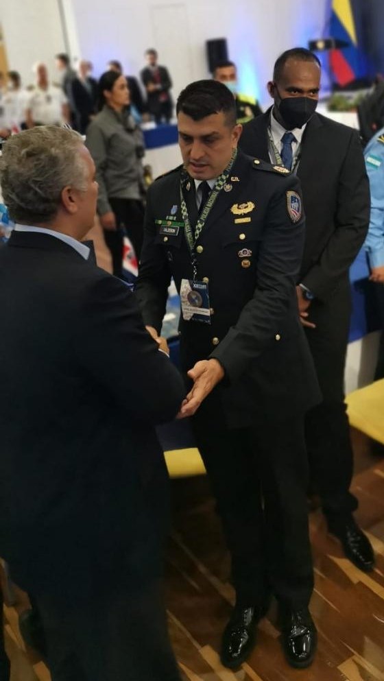 fuerzapublicaCR's tweet photo. Nuestro director general @dcalderonfp recibió una distinción por parte de su homólogo de 
@PoliciaColombia en el marco de la participación de la Institución en la “XIII Cumbre de @AmeripolOrg"
La jornada contó con la visita del presidente de #Colombia, 
@IvanDuque https://t.co/5m3hnsEHuU