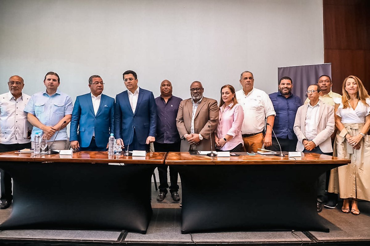 INTRANT_RD's tweet photo. 🚕🤝 ¡Estamos #CambiandoElTransporte en nuestras zonas turísticas!
👏🏼HOY @Uber_DOM y la Confederación Dominicana de Transporte Turísticos (CODOTATUR), firmaron un acuerdo para la inclusión de los taxistas turísticos en la app de Uber, con la nueva opción #UberSelect 📲🚖 https://t.co/p1GXmhXywM