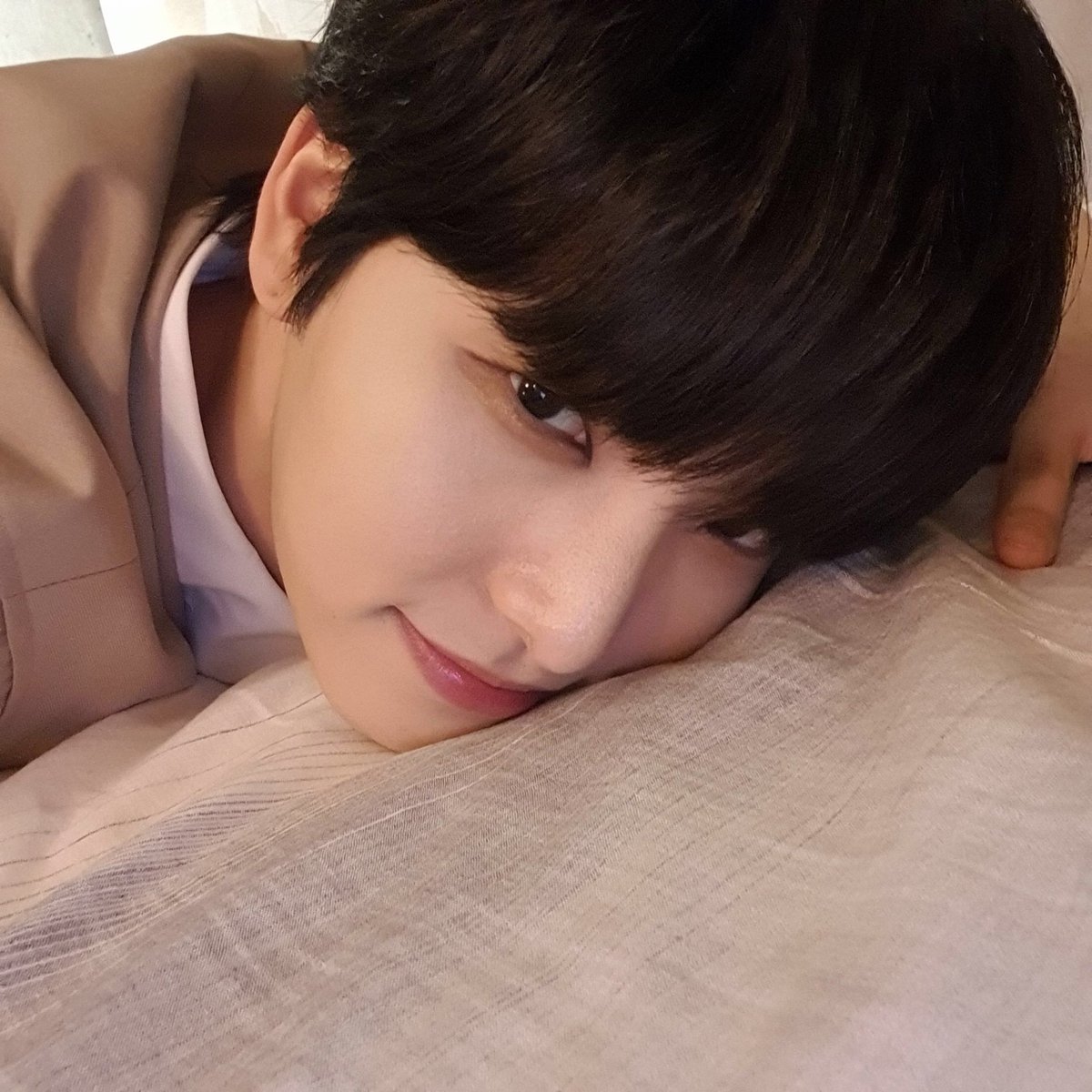 tinyseoh's tweet image. CLOSE! and i will love seoho always &amp;lt;3