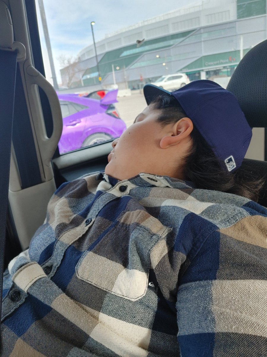 Big_G_09's tweet photo. Even your policeman ๐ฎโโ๏ธ ๐ช needs a #pregamenap #Smokey ๐ป Let's go #StandingBuffalo #FightingSioux #Hockey ๐ #FSIN https://t.co/noXgXlIVxg