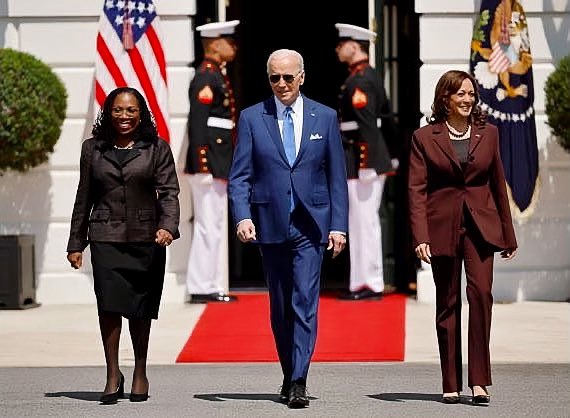 IAmSophiaNelson's tweet photo. This is my favorite photo of 2022. No matter what else happens. This. Is. It. #JusticeKetanjiBrownJackson https://t.co/ajH1epZ13D