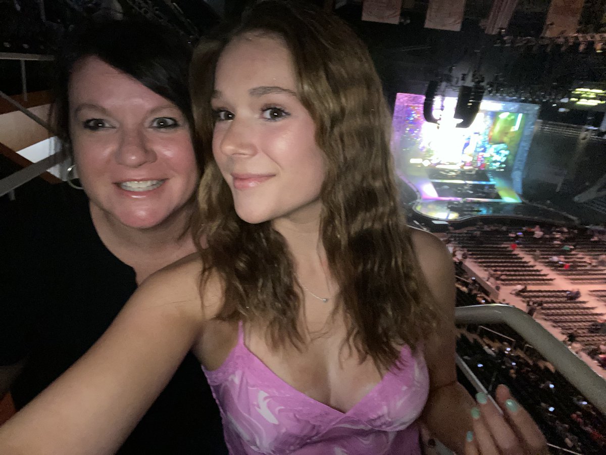 KaraLovett's tweet photo. Elton John!! #EltonFarewellTour https://t.co/eH8gqcg08F