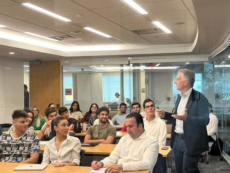 maquialifraco's tweet photo. Mauricio Macri dando clases en la Universidad de Florida 🇺🇸. 
Cristina Kirchner todavía no mostró el título de abogada. https://t.co/0BxkiNKu4B
