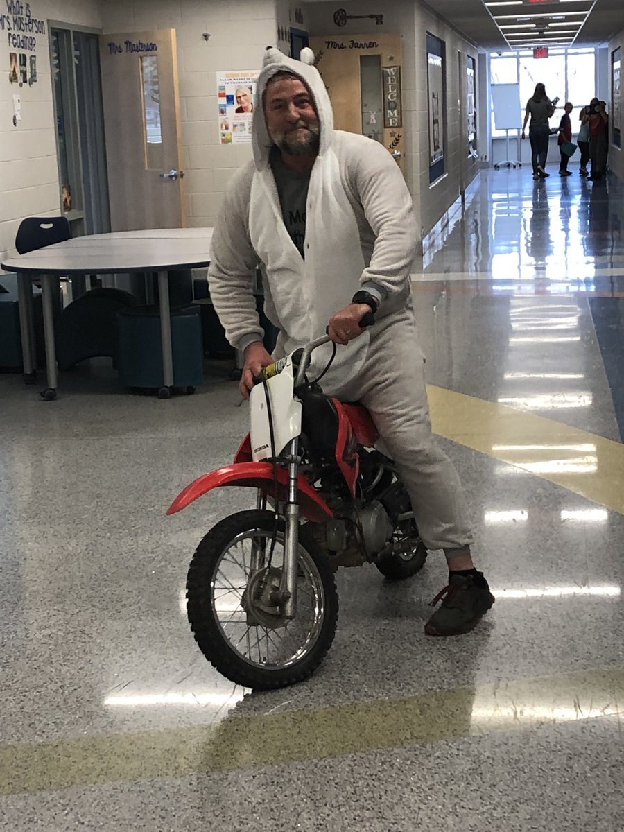 UnicornsRead's tweet photo. …and the big reveal! #onebookoneschool #dasdpride #ralphridesatUH #themouseandthemotorcycle #beverlycleary https://t.co/3z5m2pYo6m
