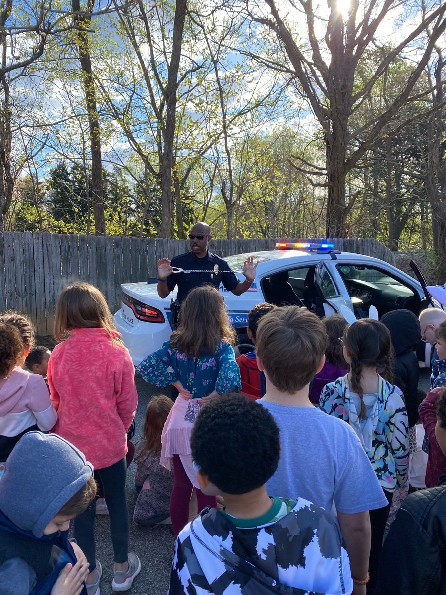cityofwspolice's tweet photo. Sgt. Chue, Officer Haynes (with his daughter) and FST Brown made a whole lot of new friends @SedgeGardenES (Sedge Garden Elementary) for their Career Day festivities. Lots of good questions from the K-2 kiddos.
.142 https://t.co/leayGtTZ5G