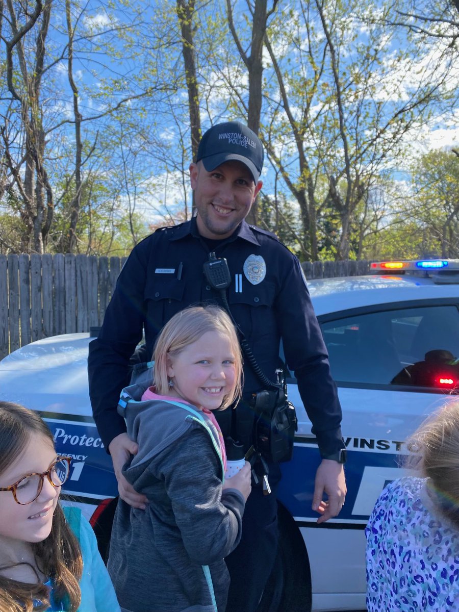 cityofwspolice's tweet photo. Sgt. Chue, Officer Haynes (with his daughter) and FST Brown made a whole lot of new friends @SedgeGardenES (Sedge Garden Elementary) for their Career Day festivities. Lots of good questions from the K-2 kiddos.
.142 https://t.co/leayGtTZ5G