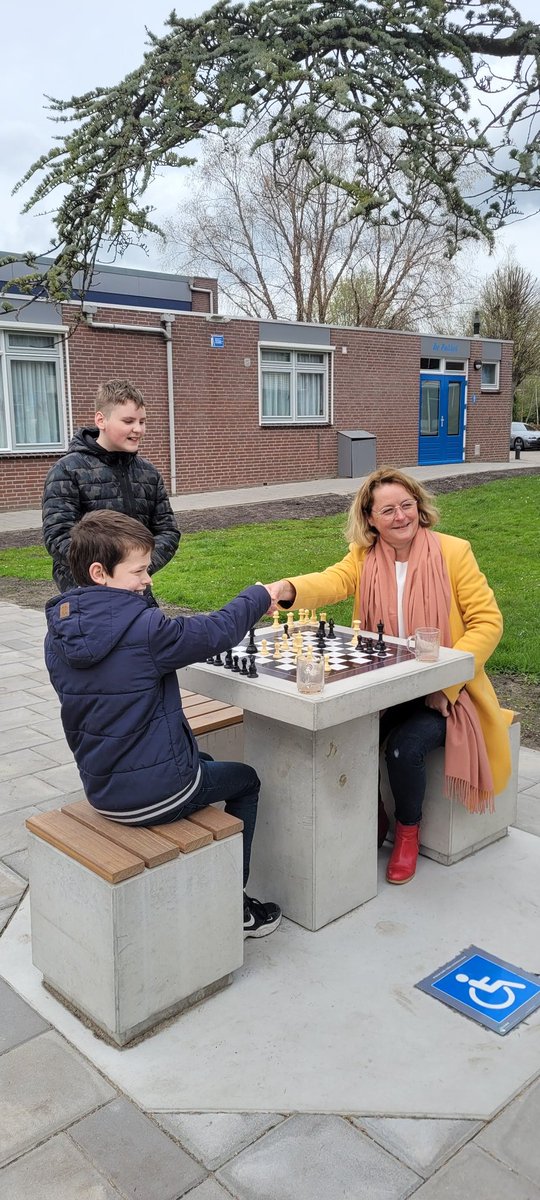 bertsh300's tweet photo. Schaak-Secondant morgen in het AD-rivierenland trots https://t.co/gLxmIYIlXv