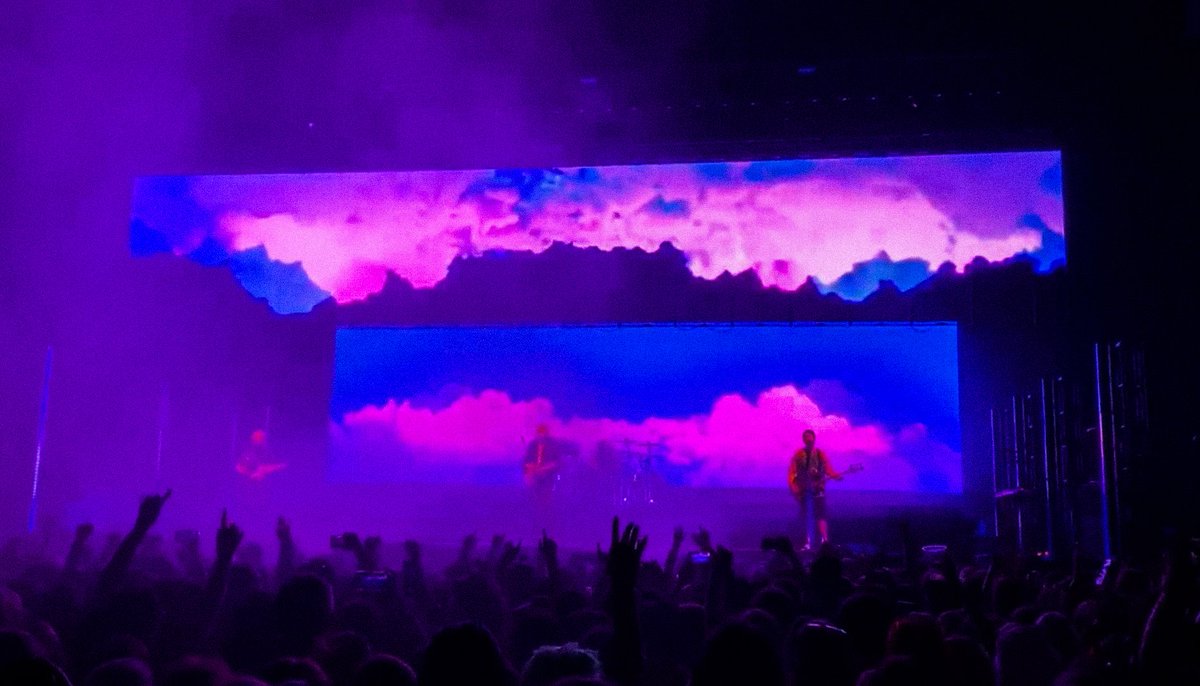 carouselive's tweet photo. the take my hand tour visuals are absolutely GORGEOUS https://t.co/EnbFgJ5BpV