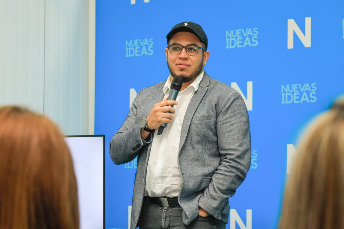 ErickGarcia_NI's tweet photo. Gracias al esfuerzo de toda la juventud seguimos avanzando y aunque en ocasiones nos entra el sentimiento de querer renunciar, estamos aquí por que queremos seguir cambiando nuestro país. 😎🇸🇻
#YoMe1 #DiputadoJoven https://t.co/6pe8FV94bZ