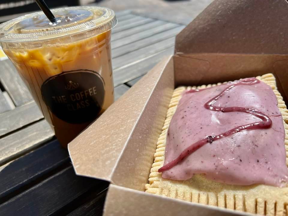 TheSnakeBabe's tweet photo. Maple Blueberry Latte to go with the #vegan blueberry pop tart. I wasn’t too sure about that flavor for the latte and it’s definitely different but quite yum! https://t.co/KQOuHgQCyM