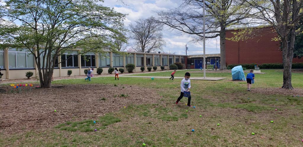 SeiversKinders's tweet photo. Great way to end the week.
A visit from the Easter Bunny and an egg hunt.
@SouthwestES https://t.co/2hZcuhu10e