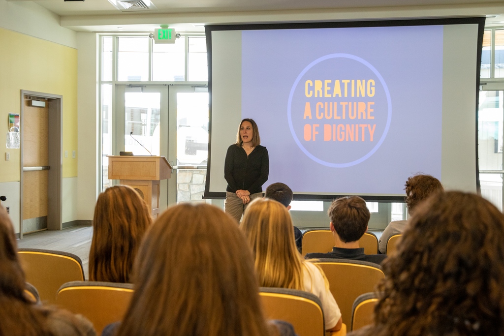 CalvertSchoolMD's tweet photo. Rosalind Wiseman returned to campus today to spend time with some of our Fifth through Eighth Graders! #CalvertSchool #ILP #StudentLeadership #CulturesOfDignity #InstituteForLeadership&Purpose https://t.co/gqaPPgoP81